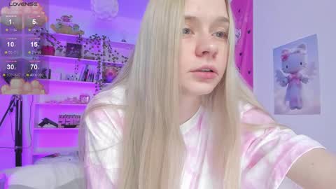 Snapshot of miliameow chatting on March 6, 12:10 am Milia online show from March 6, 12:10 am