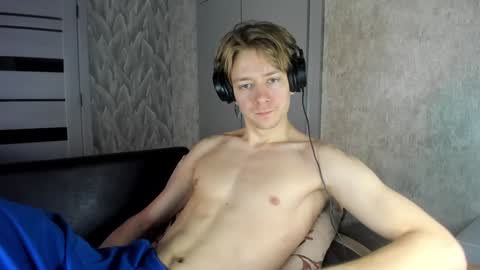 Snapshot of milkiwy chatting on February 4, 5:21 am Isaac online show from February 4, 5:21 am