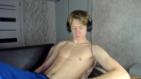 Snapshot of milkiwy chatting on February 5, 6:02 am Isaac online show from February 5, 6:02 am