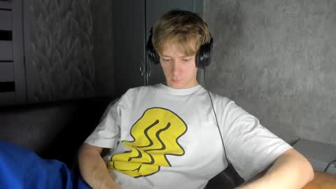 Snapshot of milkiwy chatting on February 6, 4:10 am Isaac online show from February 6, 4:10 am