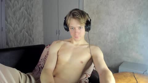 Snapshot of milkiwy chatting on February 7, 5:31 am Isaac online show from February 7, 5:31 am