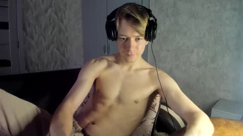 Snapshot of milkiwy chatting on February 26, 5:53 am Isaac online show from February 26, 5:53 am