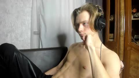 Snapshot of milkiwy chatting on November 25, 8:03 am Isaac online show from November 25, 8:03 am