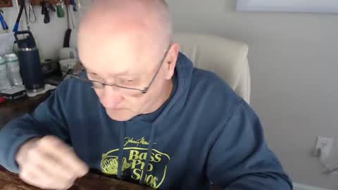 Snapshot of millenium0129 chatting on December 4, 6:16 pm millenium0129 online show from December 4, 6:16 pm