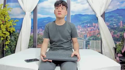 miltondelis online show from September 25, 3:32 am