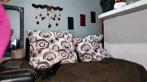 Snapshot of milu_curly chatting on November 26, 6:03 am Milu online show from November 26, 6:03 am