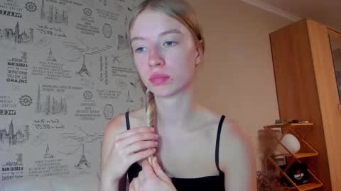 Snapshot of minidiva_ chatting on September 23, 5:05 pm Amelia online show from September 23, 5:05 pm