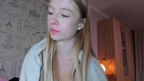 Snapshot of minidiva_ chatting on October 4, 9:35 pm Amelia online show from October 4, 9:35 pm