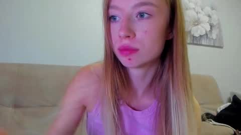 Snapshot of minidiva_ chatting on October 20, 7:47 pm Amelia online show from October 20, 7:47 pm