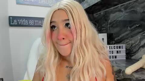 Snapshot of miss_danika chatting on November 8, 10:59 am Danika online show from November 8, 10:59 am