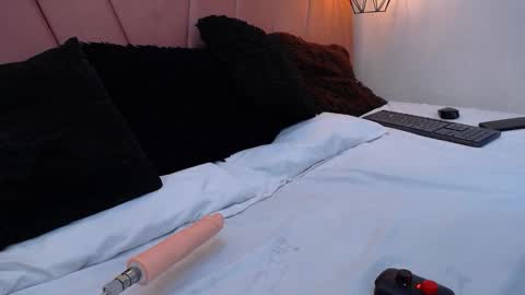 mia online show from November 17, 11:27 am