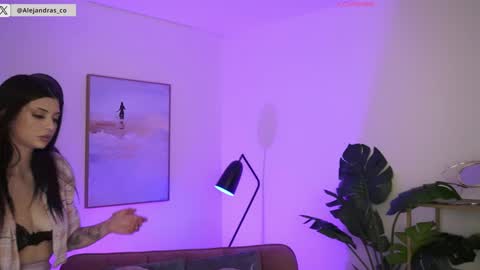 Snapshot of miss_meii chatting on November 14, 9:57 pm Alejandra online show from November 14, 9:57 pm