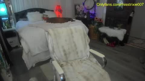 Trixie007 online show from October 31, 8:43 pm