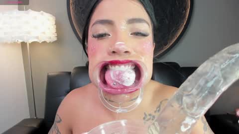 Snapshot of miss_vaiolette chatting on January 10, 2:02 pm Vaiolette online show from January 10, 2:02 pm