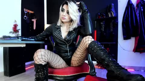 Missdarklady online show from December 17, 12:34 am