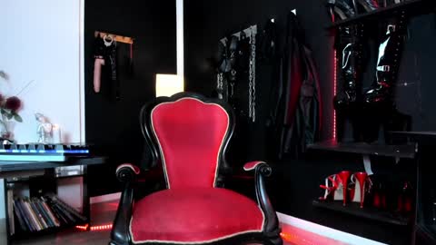 Missdarklady online show from January 6, 10:15 pm