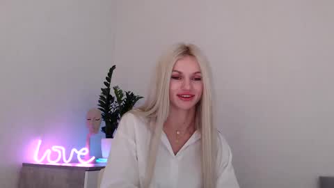 Snapshot of missemma1111 chatting on December 1, 9:37 pm EMMA online show from December 1, 9:37 pm