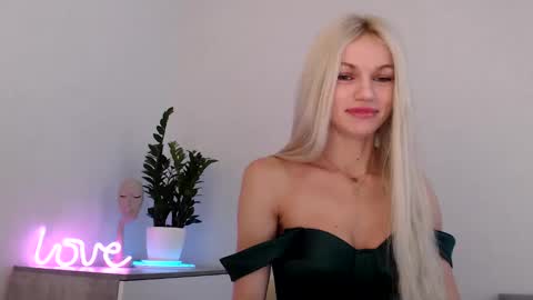 Snapshot of missemma1111 chatting on December 2, 7:25 am EMMA online show from December 2, 7:25 am