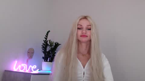 Snapshot of missemma1111 chatting on December 12, 9:04 pm EMMA online show from December 12, 9:04 pm