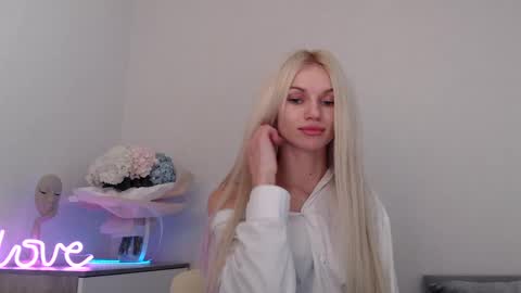 Snapshot of missemma1111 chatting on January 10, 9:42 pm EMMA online show from January 10, 9:42 pm