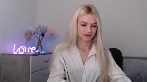 Snapshot of missemma1111 chatting on January 20, 9:22 pm EMMA online show from January 20, 9:22 pm