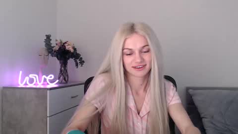 Snapshot of missemma1111 chatting on March 10, 9:40 pm EMMA online show from March 10, 9:40 pm