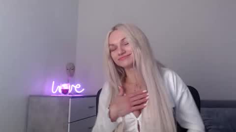 Snapshot of missemma1111 chatting on September 9, 8:19 pm EMMA online show from September 9, 8:19 pm