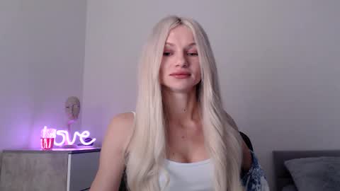 Snapshot of missemma1111 chatting on December 17, 8:26 pm EMMA online show from December 17, 8:26 pm