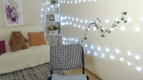 Snapshot of missmelons_ chatting on December 7, 4:03 pm Li online show from December 7, 4:03 pm