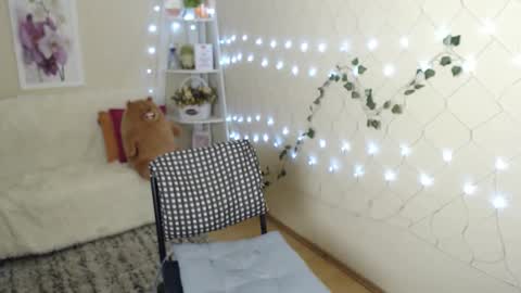 Snapshot of missmelons_ chatting on December 8, 3:35 pm Li online show from December 8, 3:35 pm