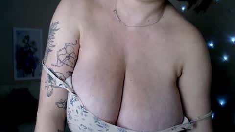 Snapshot of missmelons_ chatting on December 14, 5:25 pm Li online show from December 14, 5:25 pm