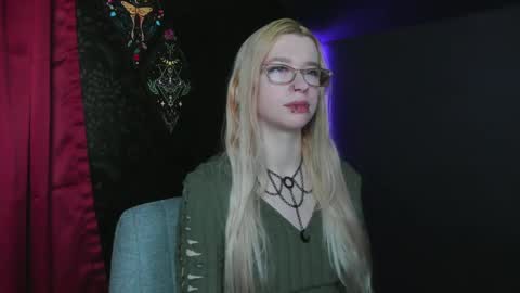 Snapshot of missnikkivill chatting on February 11, 8:20 pm Mistress Nikki Vill online show from February 11, 8:20 pm