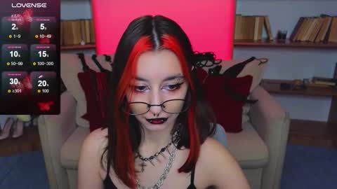 Snapshot of mistress__marcelline chatting on November 21, 9:52 am Marcelline online show from November 21, 9:52 am