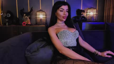 Snapshot of mistresselenia chatting on December 7, 4:36 pm Elenia online show from December 7, 4:36 pm