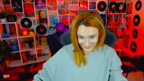 Snapshot of mistybarnes chatting on December 8, 8:20 am MistyBarnes NONUDE MODEL online show from December 8, 8:20 am