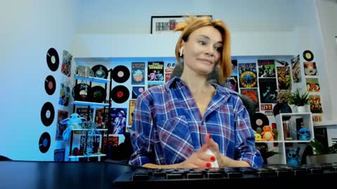 Snapshot of mistybarnes chatting on December 16, 3:43 pm MistyBarnes NONUDE MODEL online show from December 16, 3:43 pm