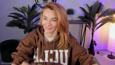 Snapshot of mistybarnes chatting on December 23, 8:44 am MistyBarnes NONUDE MODEL online show from December 23, 8:44 am