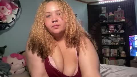 Snapshot of mixxedgoodness222 chatting on December 18, 3:23 am mixxedgoodness222 online show from December 18, 3:23 am