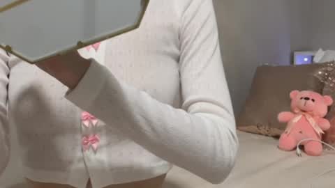 Snapshot of mmmeoww chatting on December 7, 10:12 am Ariela online show from December 7, 10:12 am