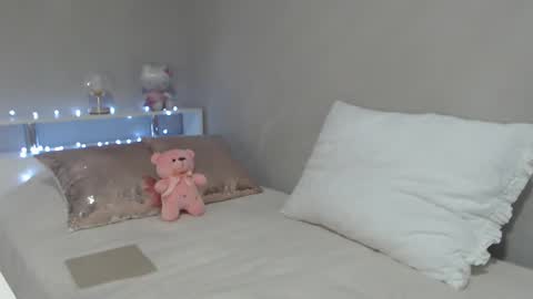 Snapshot of mmmeoww chatting on December 10, 10:17 am Ariela online show from December 10, 10:17 am