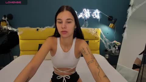 Snapshot of molly__cutie chatting on October 27, 1:53 am Molly online show from October 27, 1:53 am