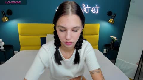 Snapshot of molly__cutie chatting on November 23, 1:27 am Molly online show from November 23, 1:27 am