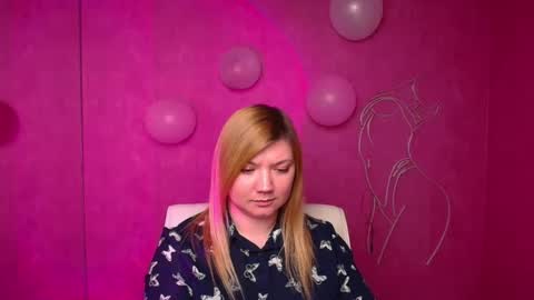 Snapshot of molly_moree chatting on February 18, 3:32 pm Molly online show from February 18, 3:32 pm