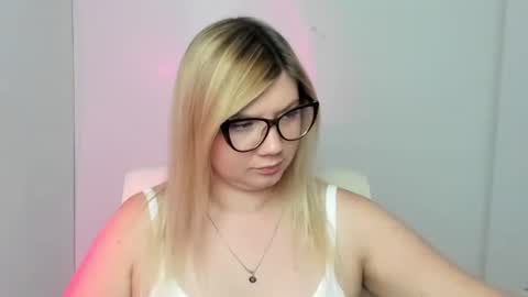 Snapshot of molly_moree chatting on September 9, 11:54 am Molly online show from September 9, 11:54 am