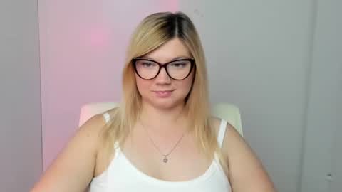 Snapshot of molly_moree chatting on September 15, 11:32 am Molly online show from September 15, 11:32 am