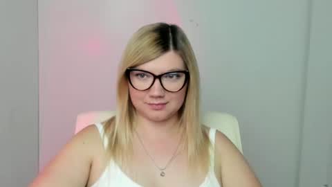 Snapshot of molly_moree chatting on September 18, 11:56 am Molly online show from September 18, 11:56 am