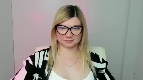 Snapshot of molly_moree chatting on September 21, 11:34 am Molly online show from September 21, 11:34 am