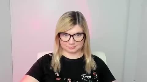 Snapshot of molly_moree chatting on September 22, 11:45 am Molly online show from September 22, 11:45 am