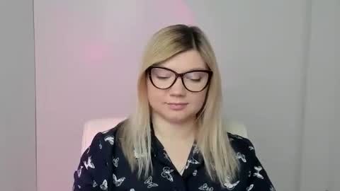 Snapshot of molly_moree chatting on October 4, 11:52 am Molly online show from October 4, 11:52 am