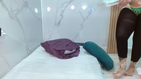  MOLLY  GUNSG online show from February 27, 7:58 pm